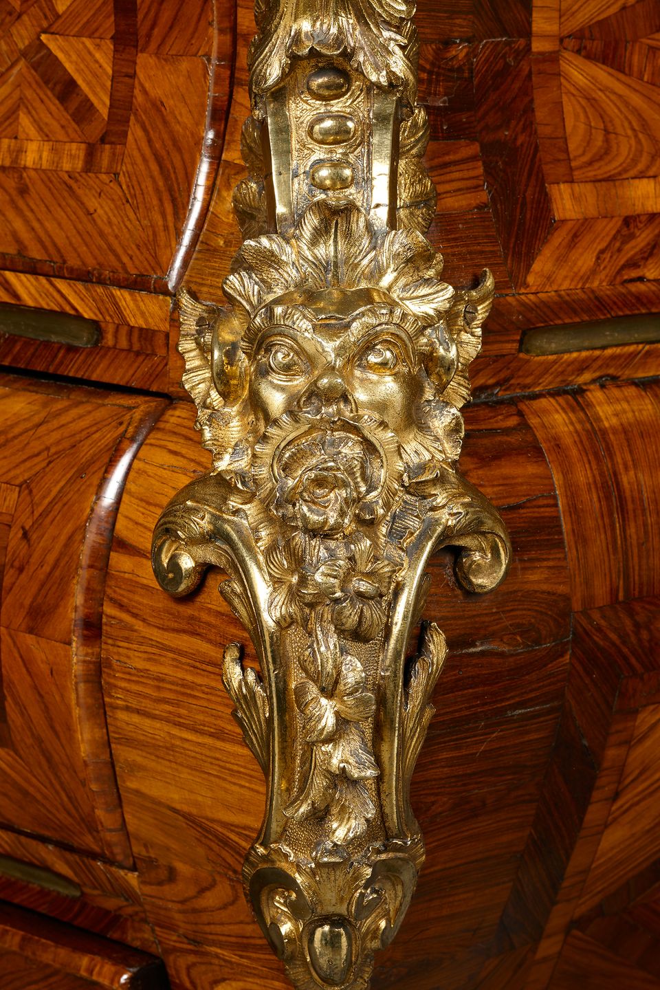 Franse Louis XV commode en tombeau - afbeelding 2