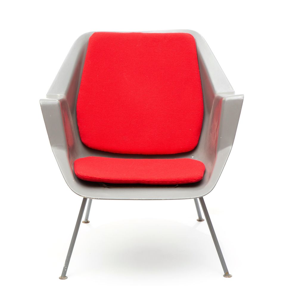 Wim Rietveld (1924-1985) and André Cordemeyer (1924-1998) An early no. '416' chair, 1957, Netherlands  The shell constructed out of glass fibre reinforced polyester, with velcro secured red back and seat pad, on a lacquered bar steel frame.  73x69x72 cm  Provenance: the chair is photographed together with its first owner in 1958. Photograph supplied by the current owner, a relative of the sitter. - image 3
