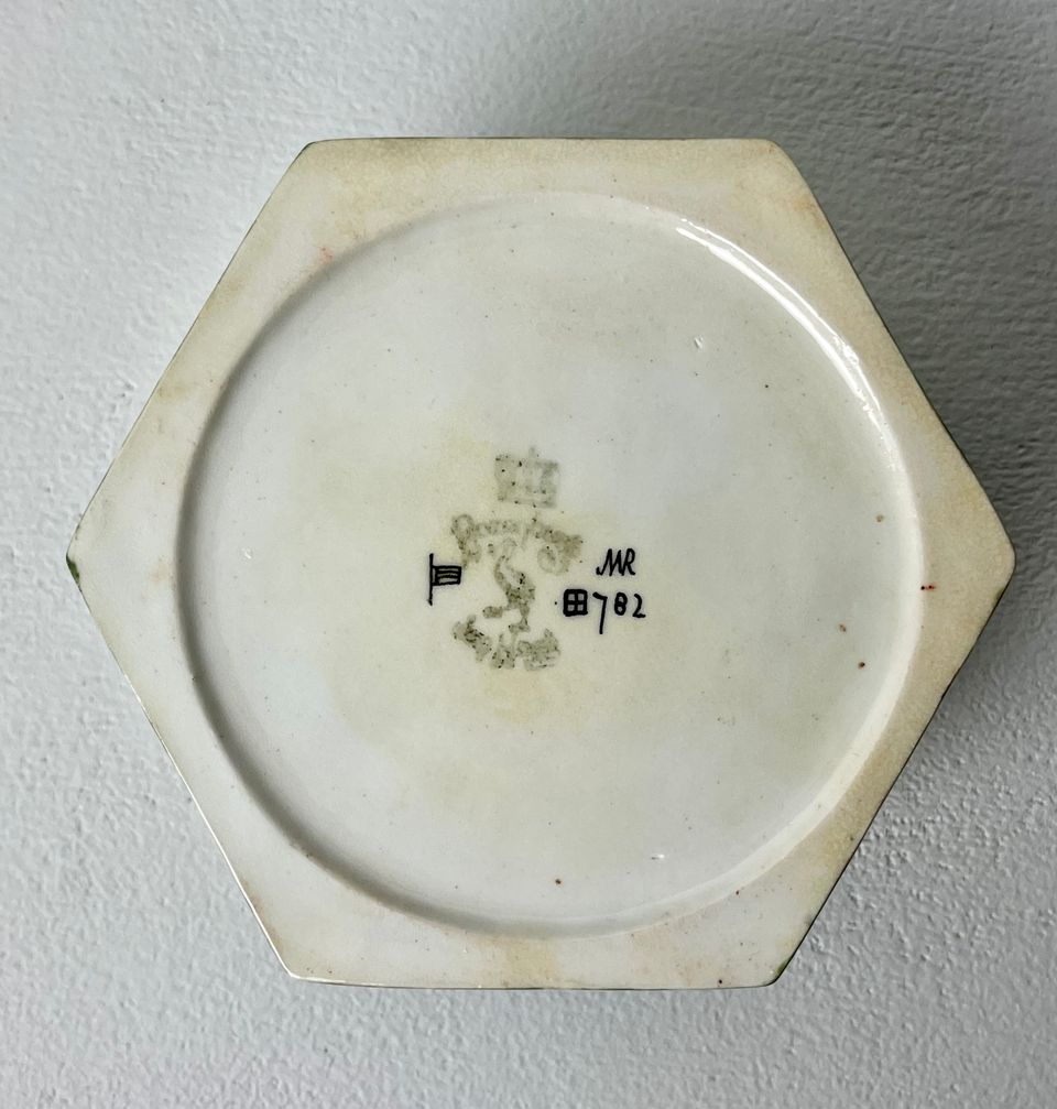 Rozenburg Art Nouveau eggshell porcelain lidded box, 1904 - image 3