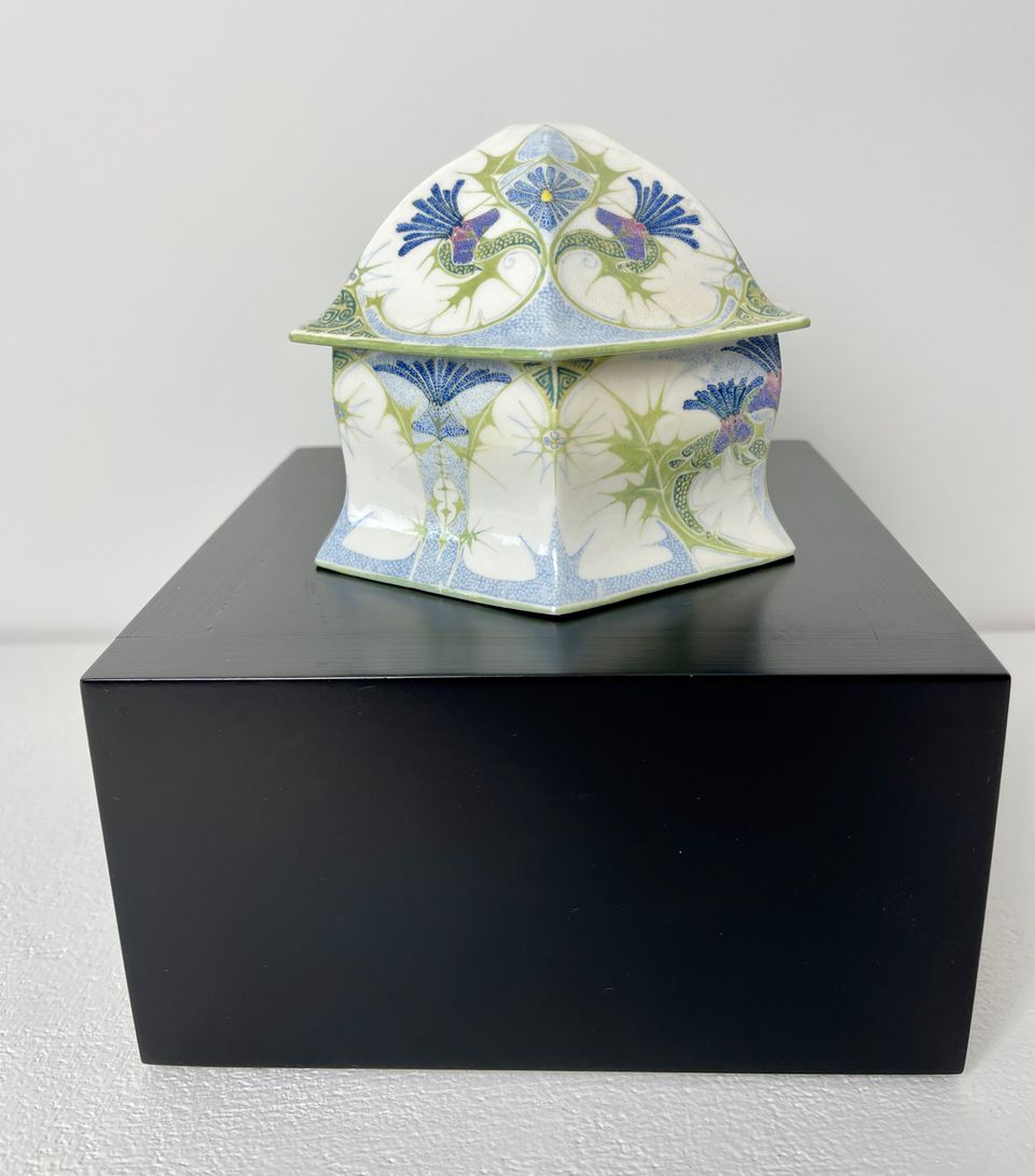 Rozenburg Art Nouveau eggshell porcelain lidded box, 1904 - image 2