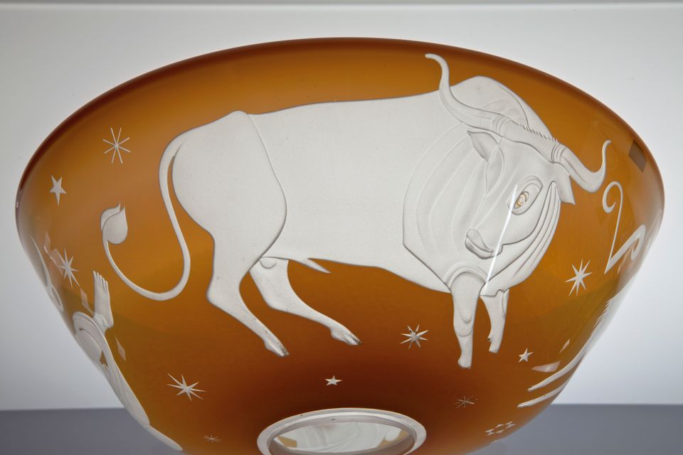 Sybren Valkema voor Glasfabriek Leerdam, Glazen plafondlamp met een deel van de dierenriem, 1947 - afbeelding 2