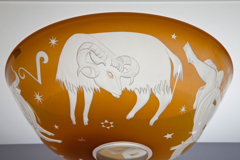 Sybren Valkema voor Glasfabriek Leerdam, Glazen plafondlamp met een deel van de dierenriem, 1947 - afbeelding 4
