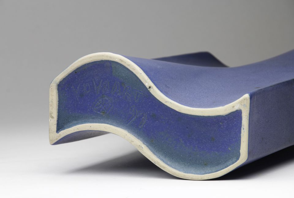 Jan van der Vaart, Golvende blauw geglazuurde vaas, multipel, 1999 - afbeelding 3