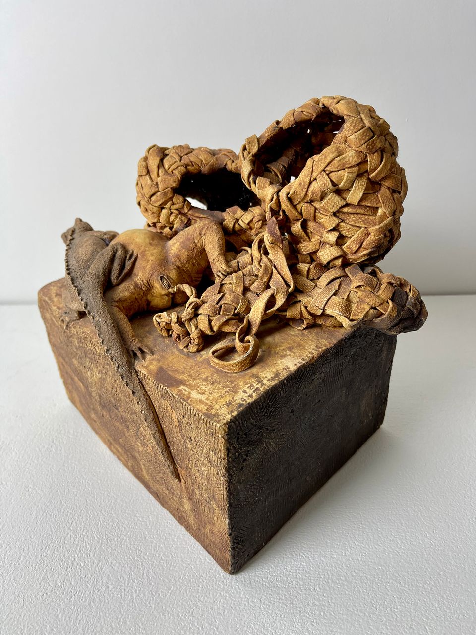Marion Askjaer Veld, (Strib Denemarken 1943), met de hand gevormd aardewerk beeld van reptielen, uitgevoerd in eigen atelier Arnhem 1974 - afbeelding 2