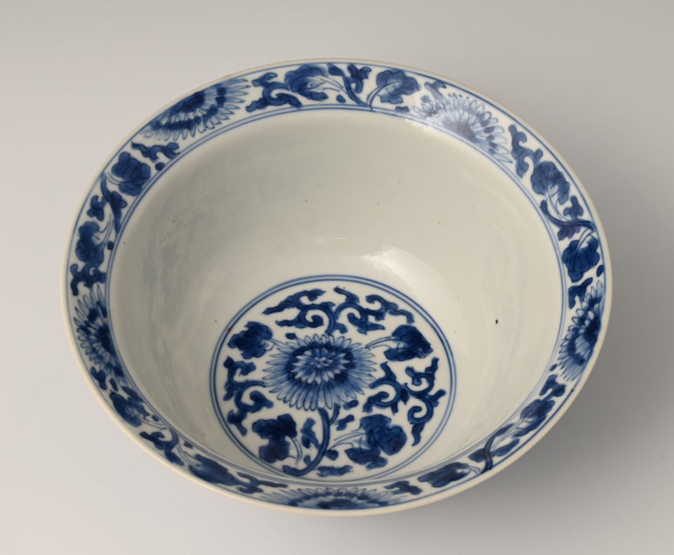 A Chinese porcelain klapmuts bowl - image 6