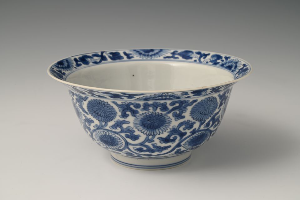A Chinese porcelain klapmuts bowl - image 3