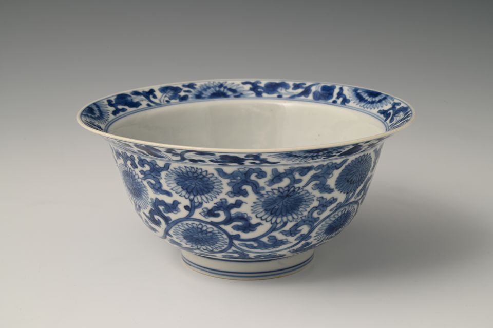 A Chinese porcelain klapmuts bowl - image 4