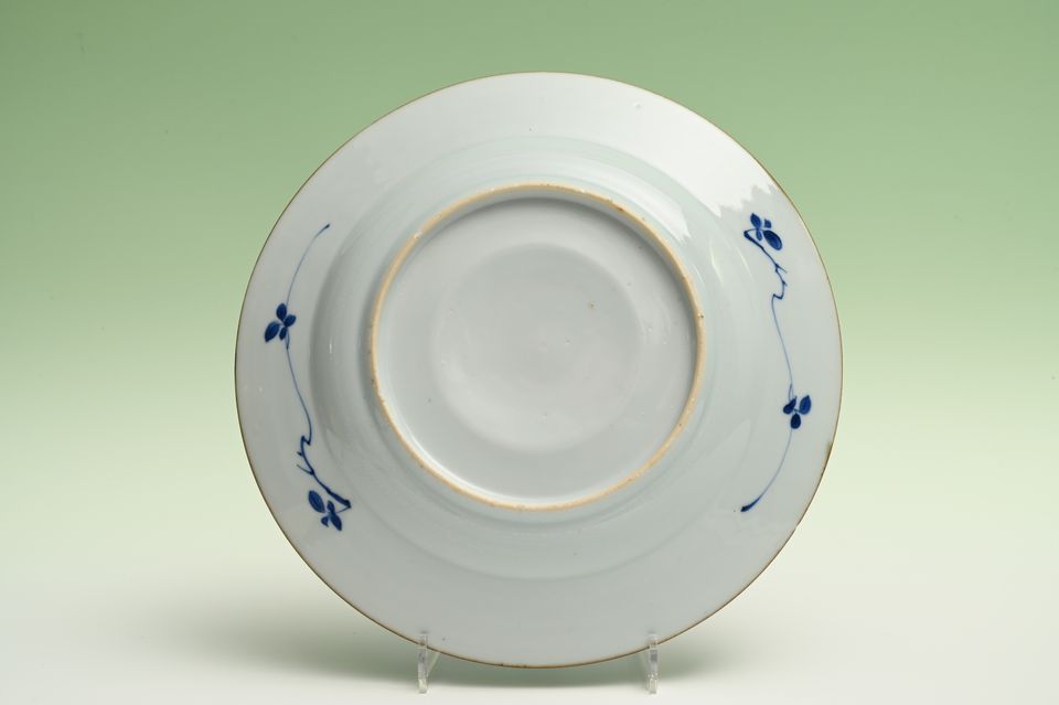 Een set van zes Chinese porseleinen borden - afbeelding 3