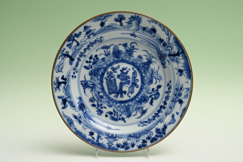 Een set van zes Chinese porseleinen borden - afbeelding 2