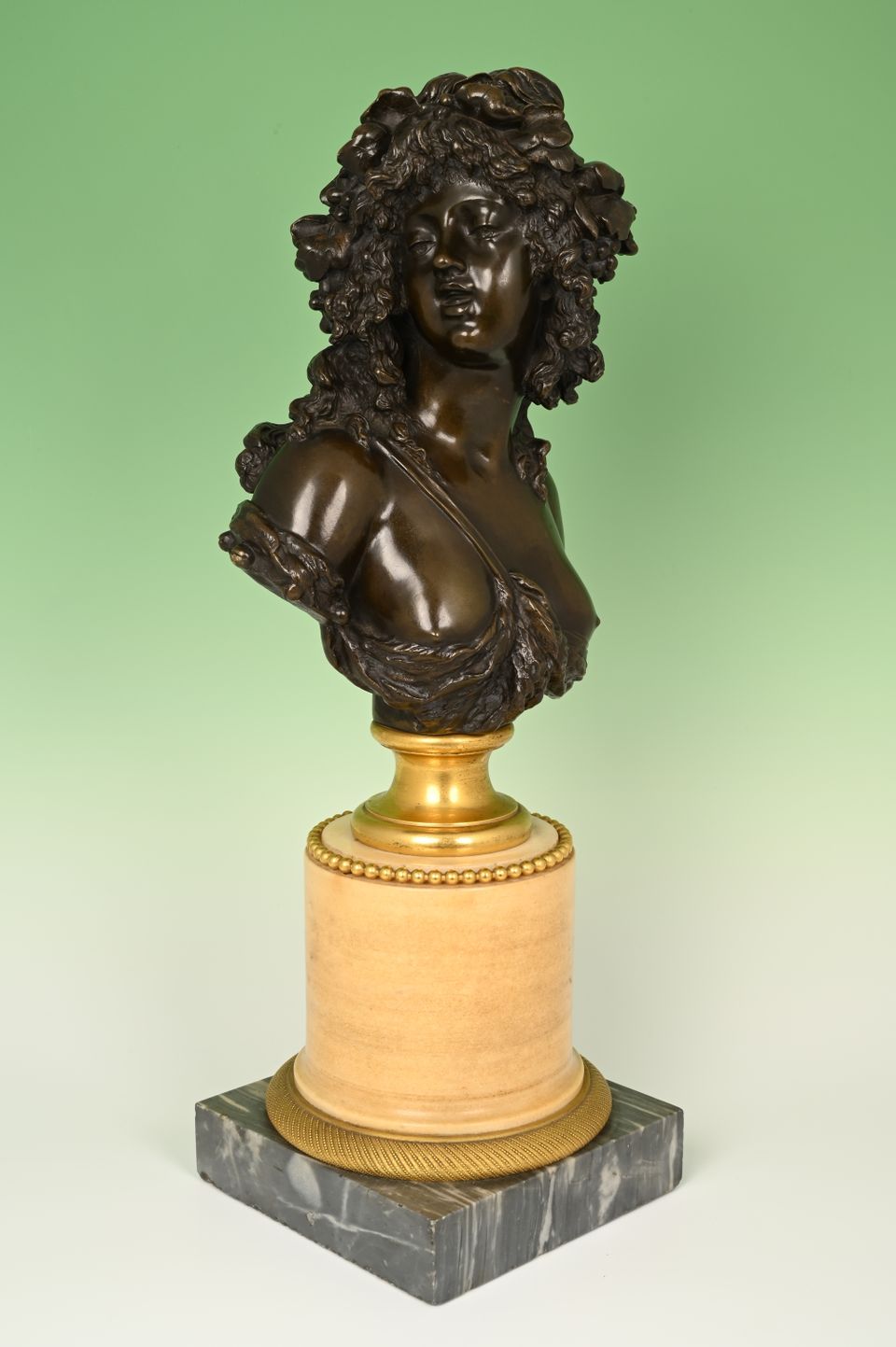 Een bronzen buste, voorstellende een Bacchante. - afbeelding 2