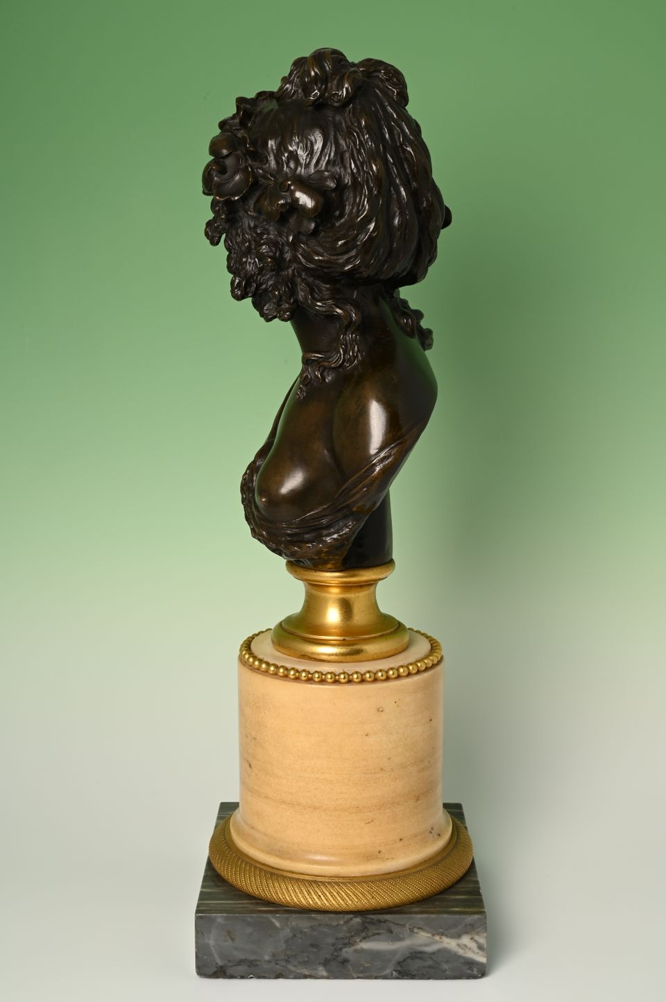 Een bronzen buste, voorstellende een Bacchante. - afbeelding 4