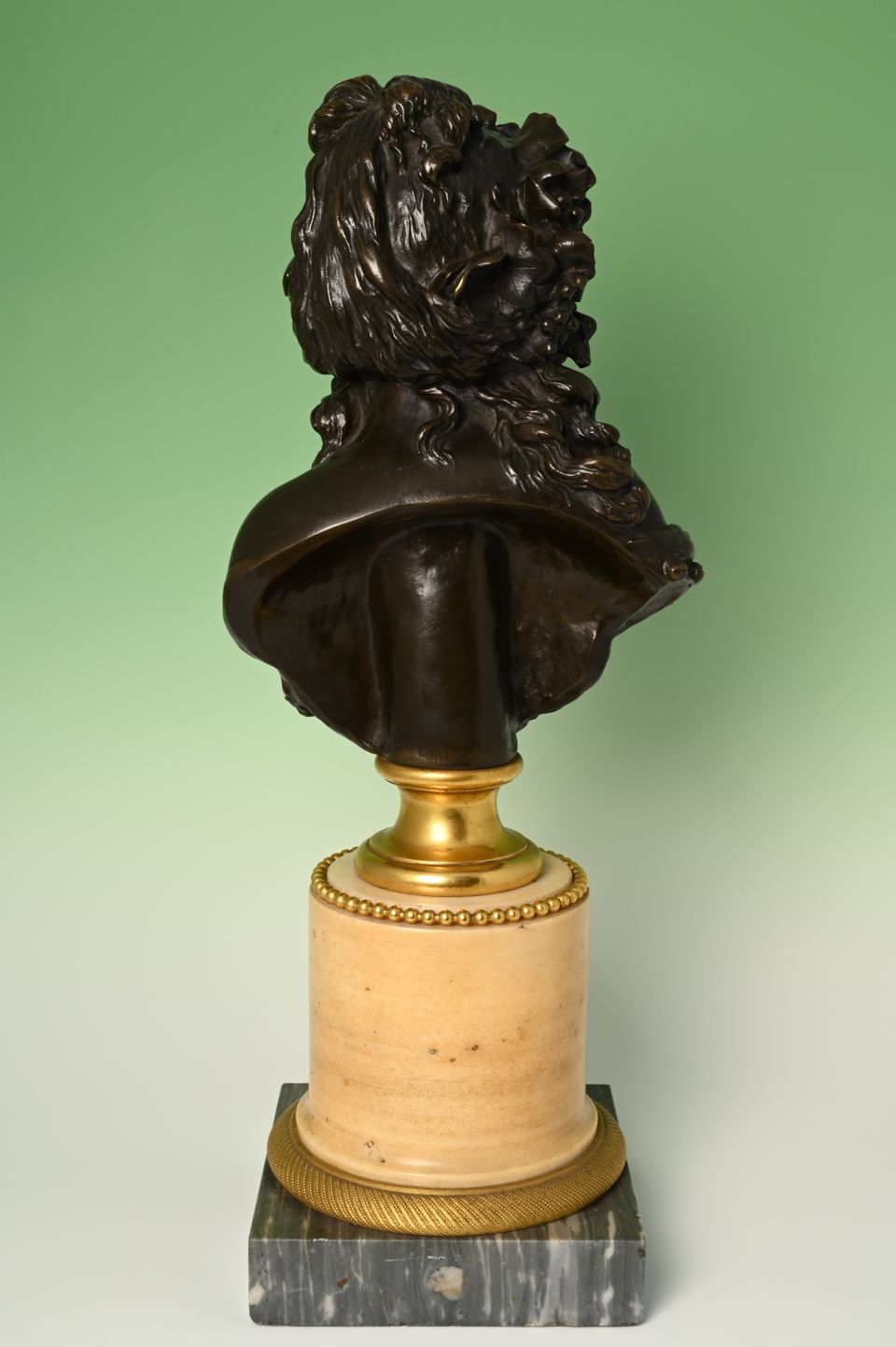 Een bronzen buste, voorstellende een Bacchante. - afbeelding 5