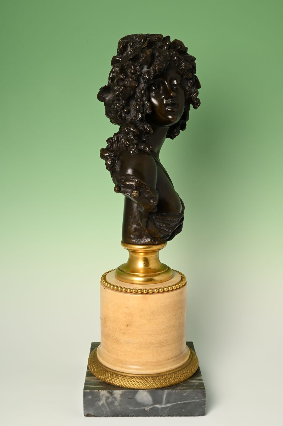 Een bronzen buste, voorstellende een Bacchante. - afbeelding 6