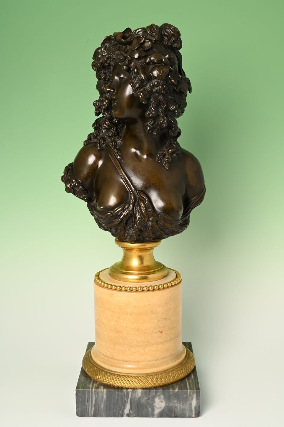 Een bronzen buste, voorstellende een Bacchante. - afbeelding 3