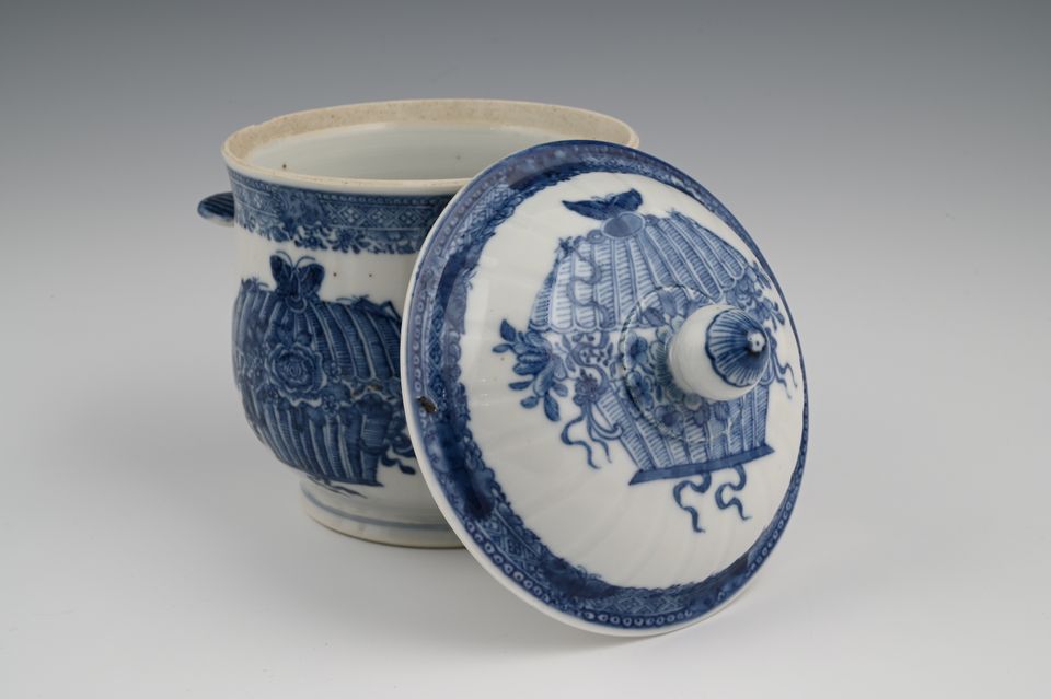 A Chinese porcelain sugar candy pot with cover - image 3