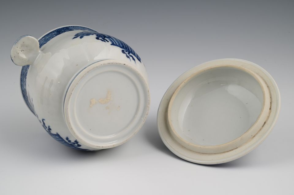 A Chinese porcelain sugar candy pot with cover - image 5