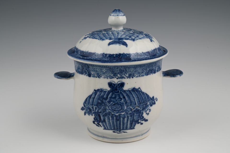 A Chinese porcelain sugar candy pot with cover - image 2