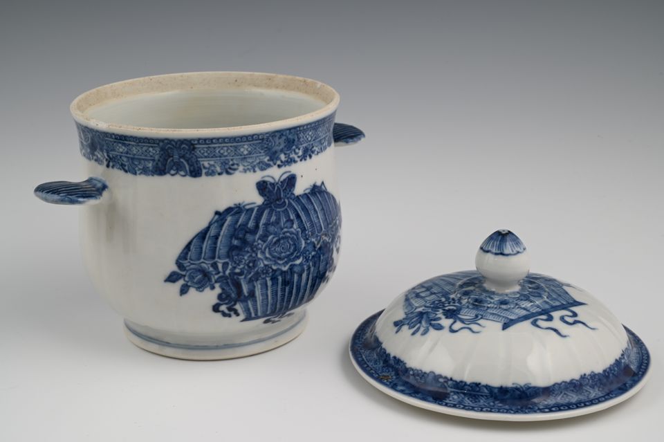 A Chinese porcelain sugar candy pot with cover - image 4