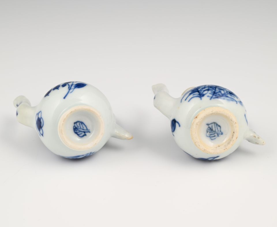Een zeldzaam stel Chinees porseleinen miniatuur kannetjes. - afbeelding 6