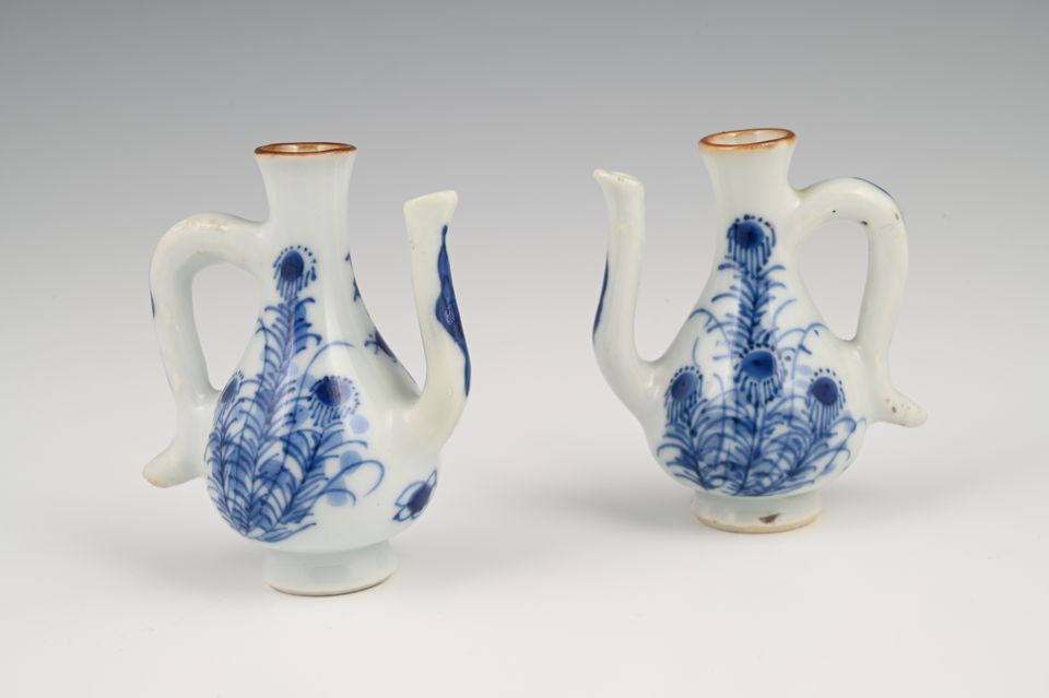 Een zeldzaam stel Chinees porseleinen miniatuur kannetjes. - afbeelding 3
