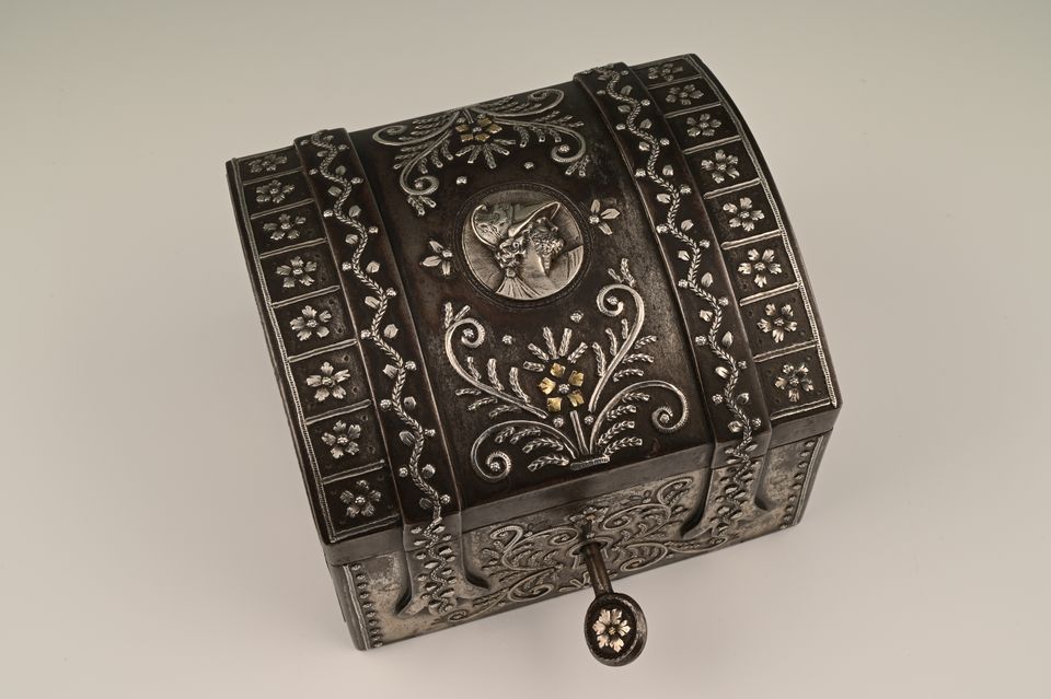 A Russian iron box. - image 5