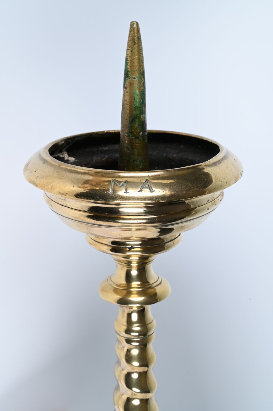 Een stel 17de eeuwse bronzen kandelaars - afbeelding 4