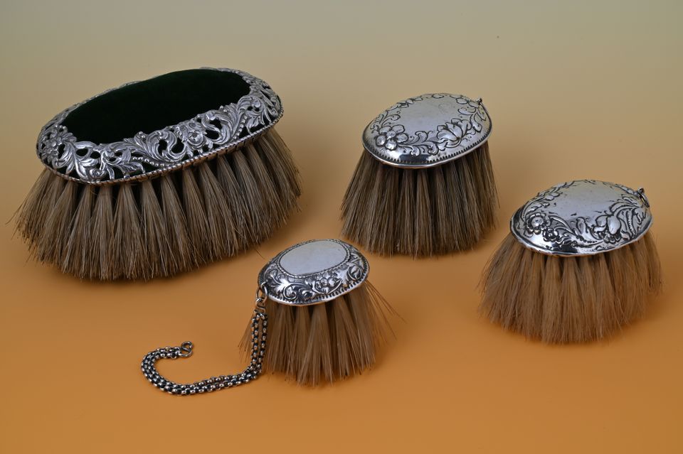 Four brushes, silver mounted. 1500,- for the set - image 2
