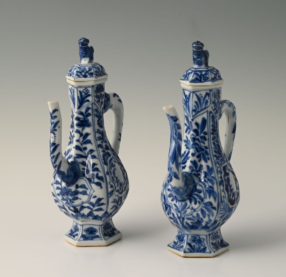 A pair of Chinese porcelain pouring jugs - image 3