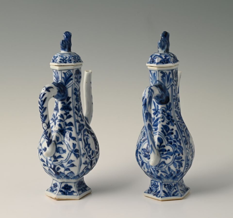 A pair of Chinese porcelain pouring jugs - image 4