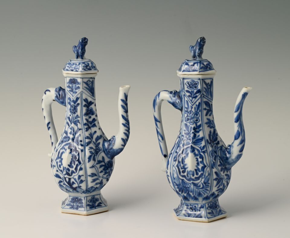 A pair of Chinese porcelain pouring jugs - image 2