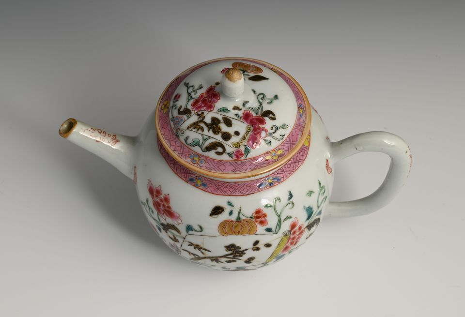 Een Chinees famille rose theepot - afbeelding 6