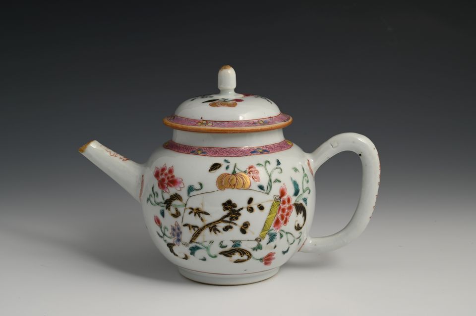 Een Chinees famille rose theepot - afbeelding 3