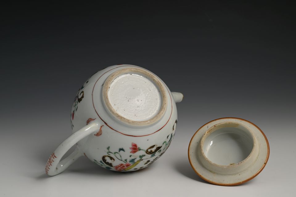 Een Chinees famille rose theepot - afbeelding 5