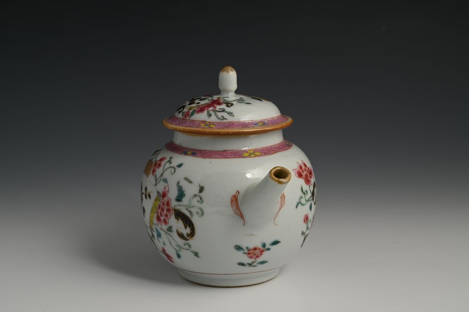 Een Chinees famille rose theepot - afbeelding 2