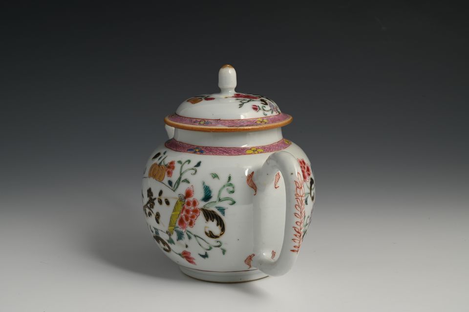 Een Chinees famille rose theepot - afbeelding 4