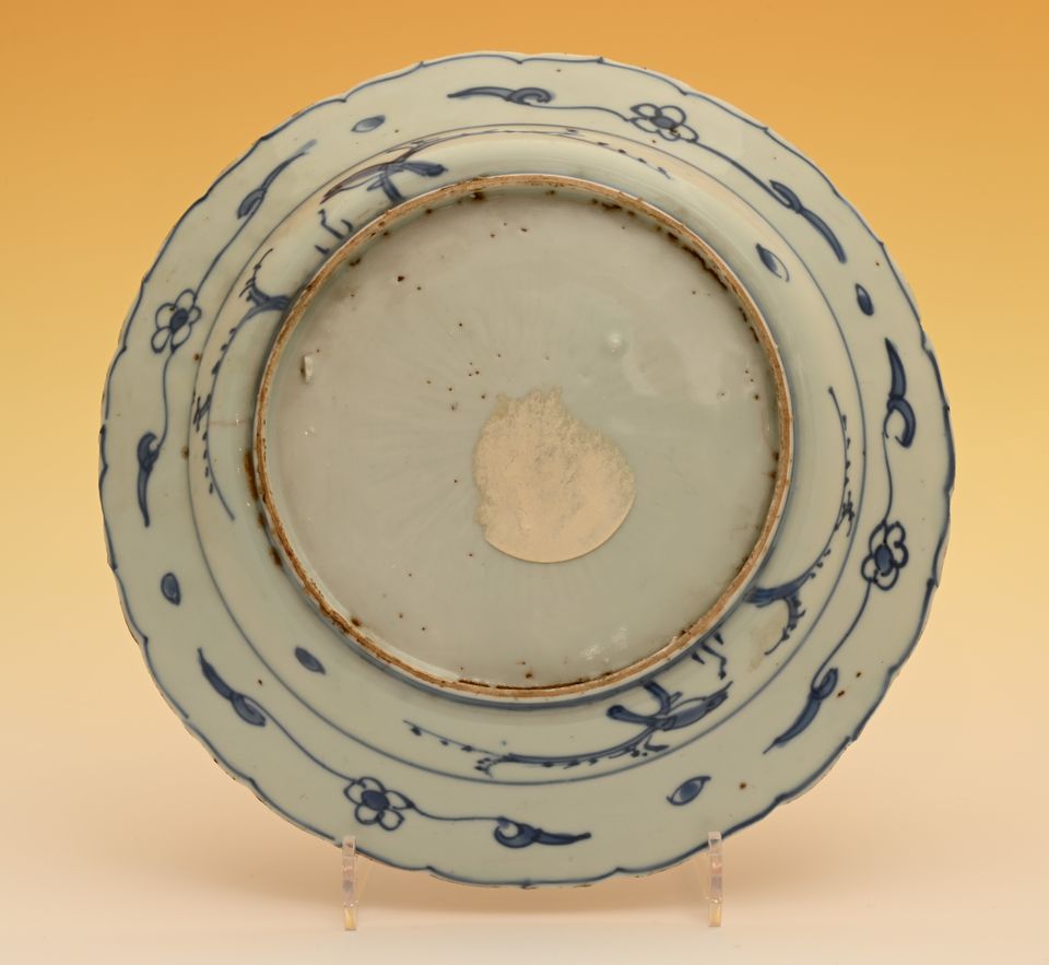 A Chinese porcelain saucer - image 2