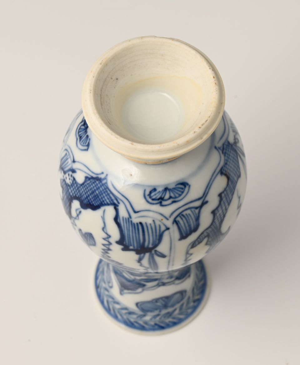 A Chinese porcelain vase - image 7