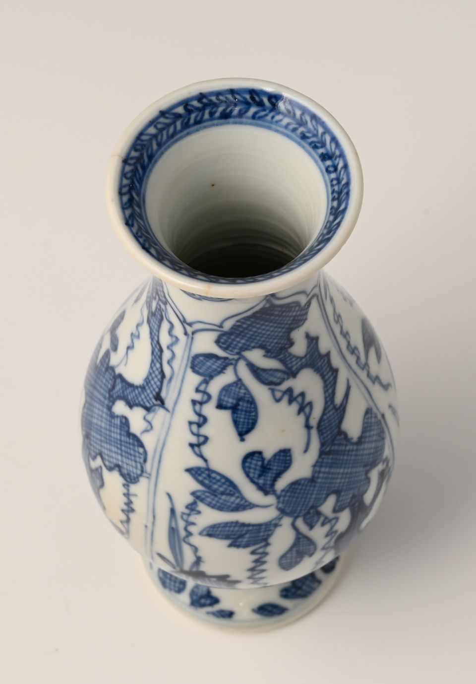A Chinese porcelain vase - image 6