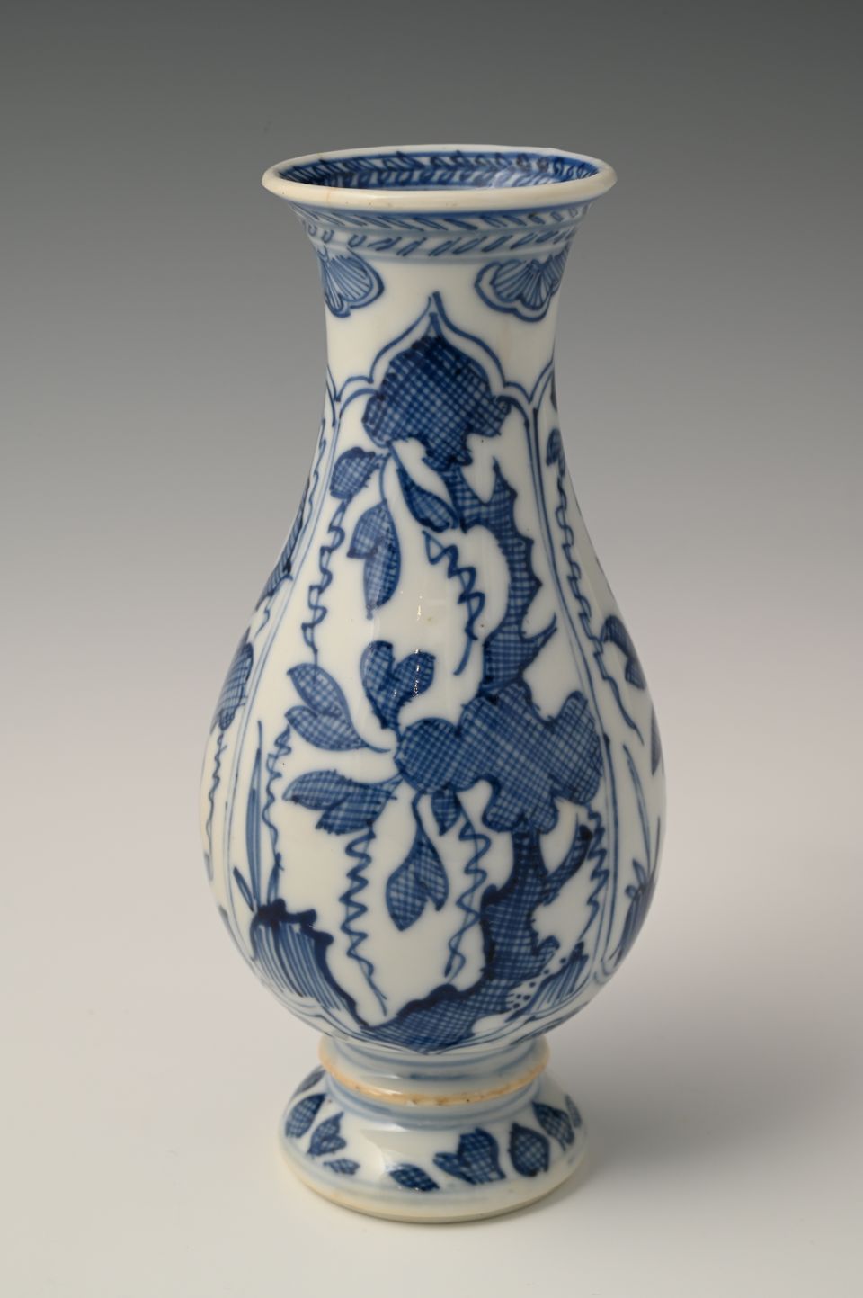 A Chinese porcelain vase - image 2