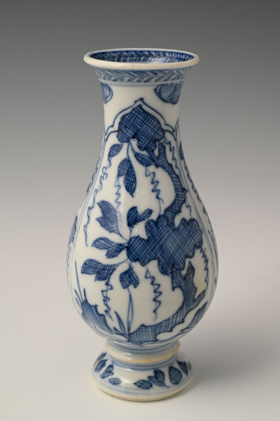 A Chinese porcelain vase - image 3