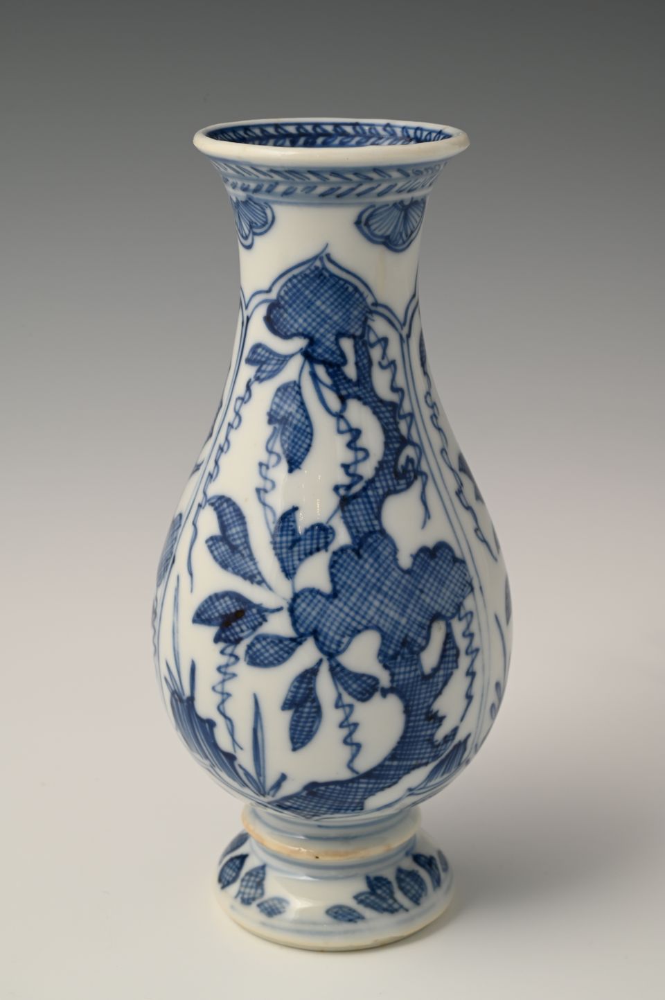 A Chinese porcelain vase - image 4