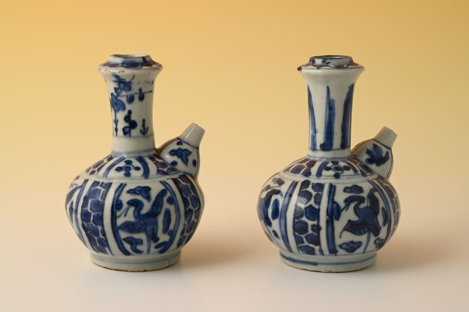 A pair of Chinese porcelain Kendi's - image 5