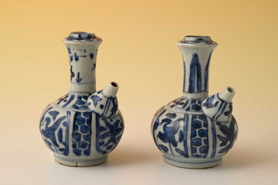A pair of Chinese porcelain Kendi's - image 6