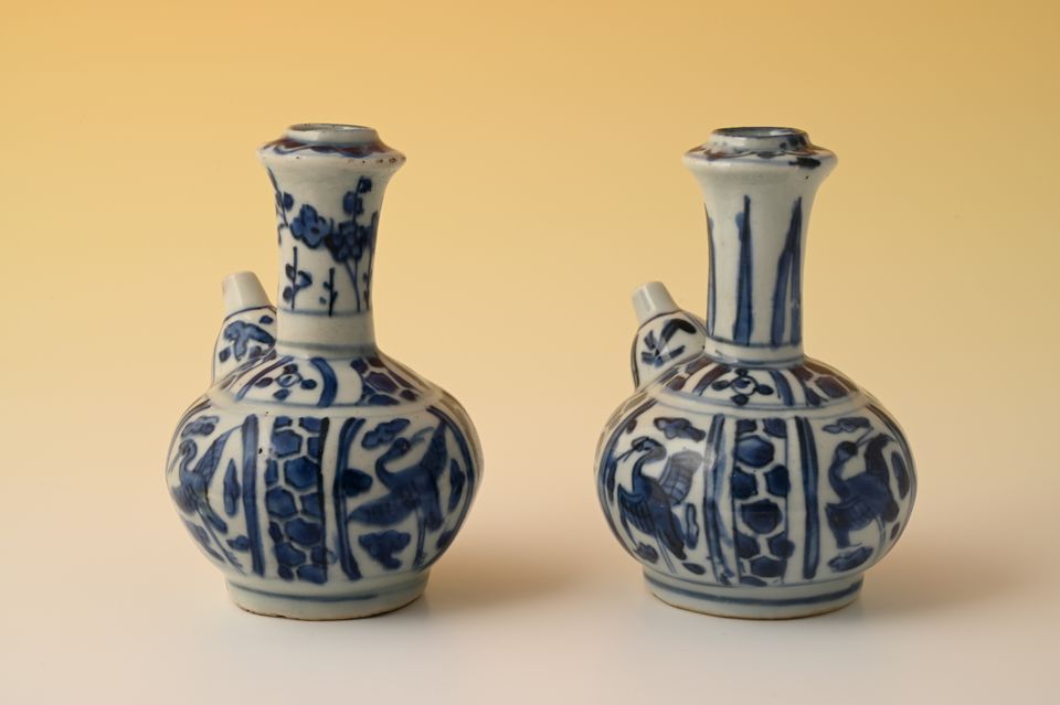 A pair of Chinese porcelain Kendi's - image 3