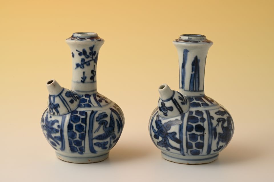 A pair of Chinese porcelain Kendi's - image 2
