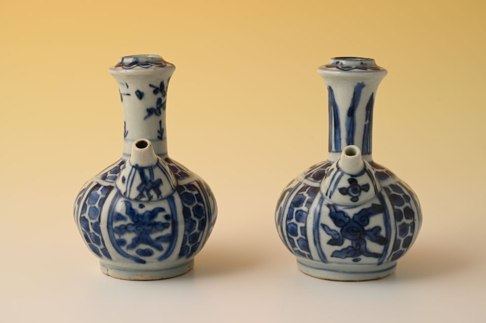 A pair of Chinese porcelain Kendi's - image 7