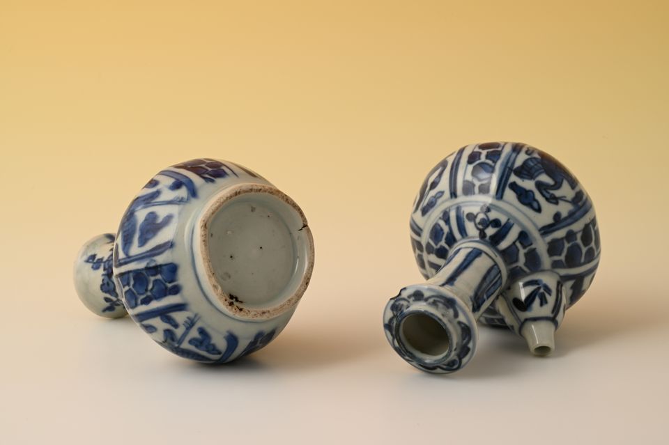 A pair of Chinese porcelain Kendi's - image 8