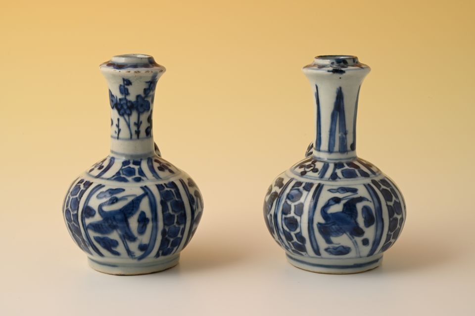 A pair of Chinese porcelain Kendi's - image 4