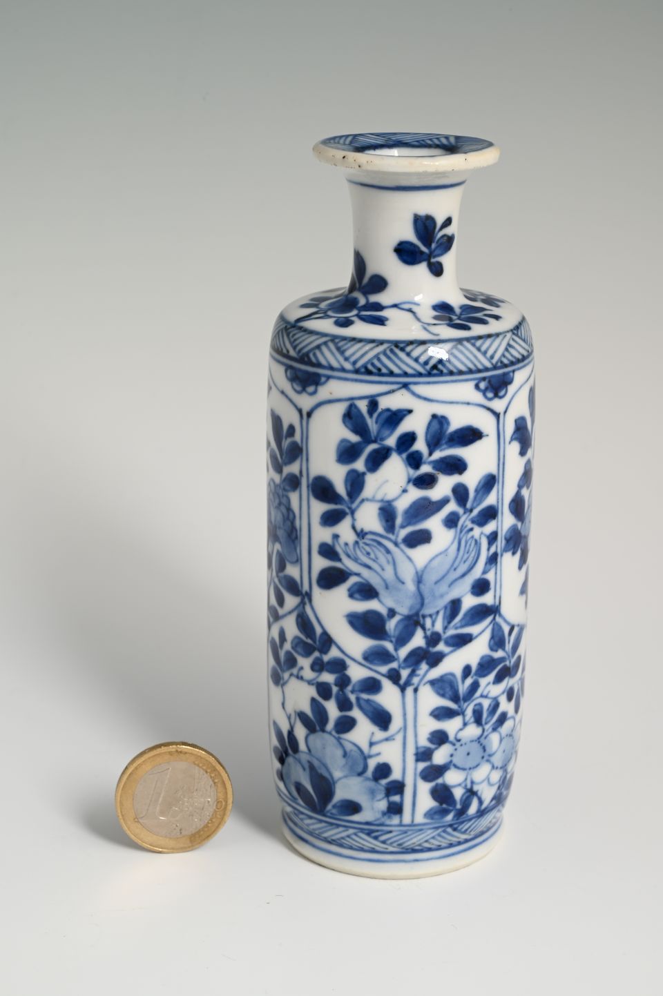 A Chinese porcelain vase - image 2