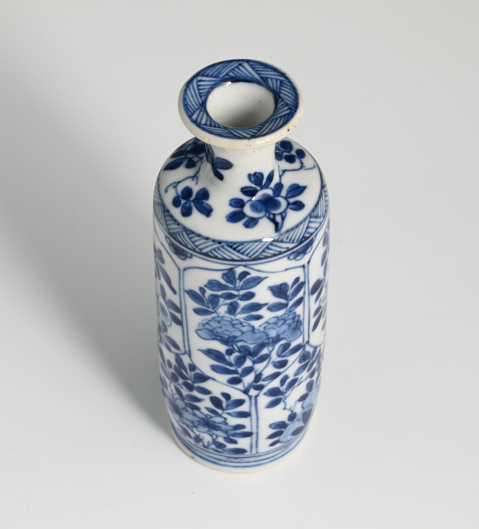 A Chinese porcelain vase - image 7